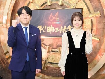 日本レコード大賞の司会を務めるＴＢＳ・安住紳一郎アナウンサーと有村架純