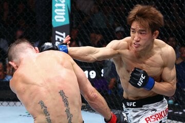 ティム・エリオットにパンチを放つ朝倉海©Zuffa　LLC/UFC