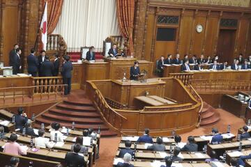 高市首相の謝罪後もざわついた参院本会議場
