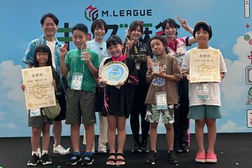シャーレを手にしているのが優勝した藤崎陽奈子さん