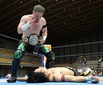フランシスコ・アキラ(上)はＹＯＨのベルトを奪い〝お盆芸〟を披露