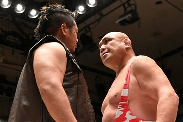 試合前からにらみ合う稲村愛輝(左)と藤田和之