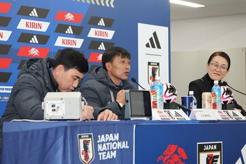 試合終了後の会見で懺悔した北朝鮮のシン・ヨンナム監督（中）