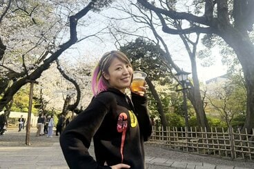 靖国大会後、ハイボール片手に「庶民のお花見」を体験した貴婦人・桜井麻衣