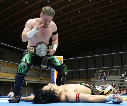 フランシスコ・アキラ(上)はYOHのベルトを奪い〝お盆芸〟を披露