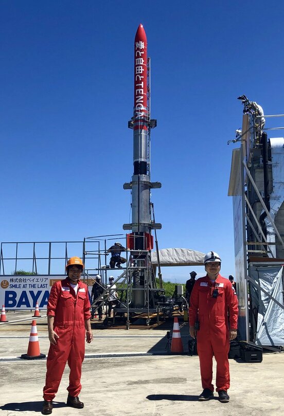 TENGAロケットを前に写真に収まる松本光一社長(左)とISTI稲川貴大社長
