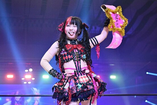 「かわいい・オブ・かわいい」ベルトを手に勝ち誇る伊藤麻希