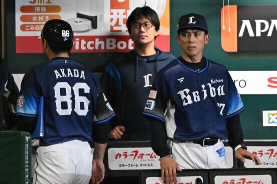 ベンチで厳しい表情の松井稼頭央監督（右）