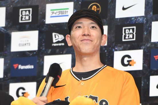 お立ち台に立つ戸郷翔征