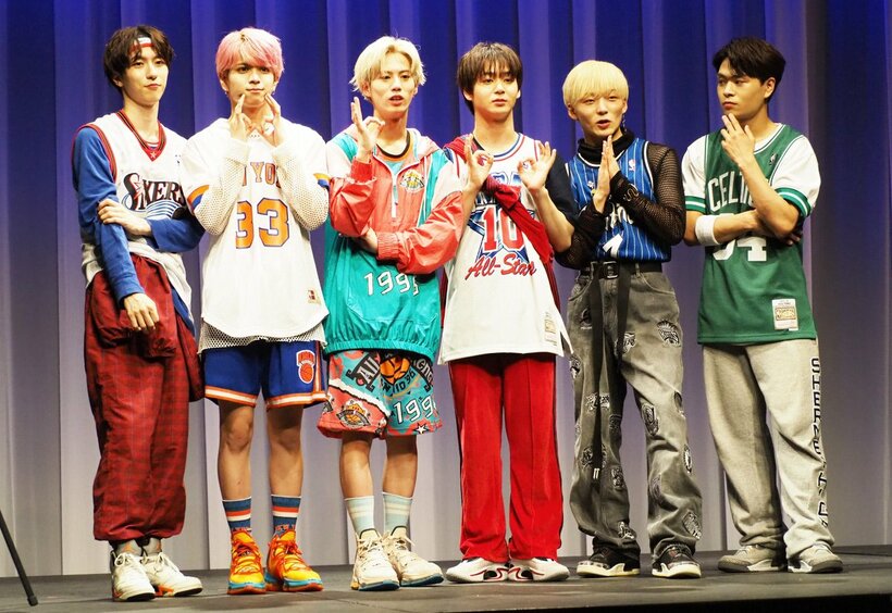  ＯＣＴＰＡＴＨの(左から)四谷真佑、栗田航兵、小堀柊、太田駿静、古瀬直輝、海帆（東スポWeb）