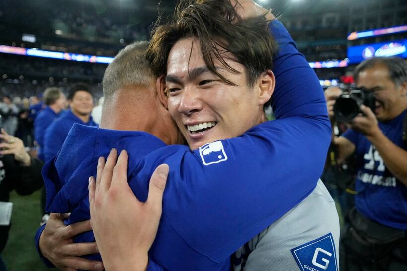 WS連覇を達成し、ロバーツ監督とハグする山本由伸（ロイター）