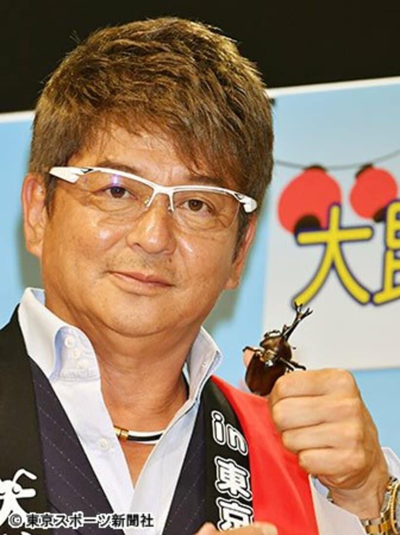  カブトムシを手にする哀川翔