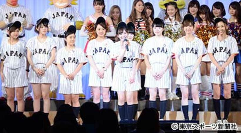 出陣式であいさつするほのか（中央）と「売り子日本代表」のメンバー