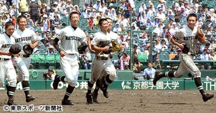  勝利を喜ぶ井領（右）ら松商学園ナイン
