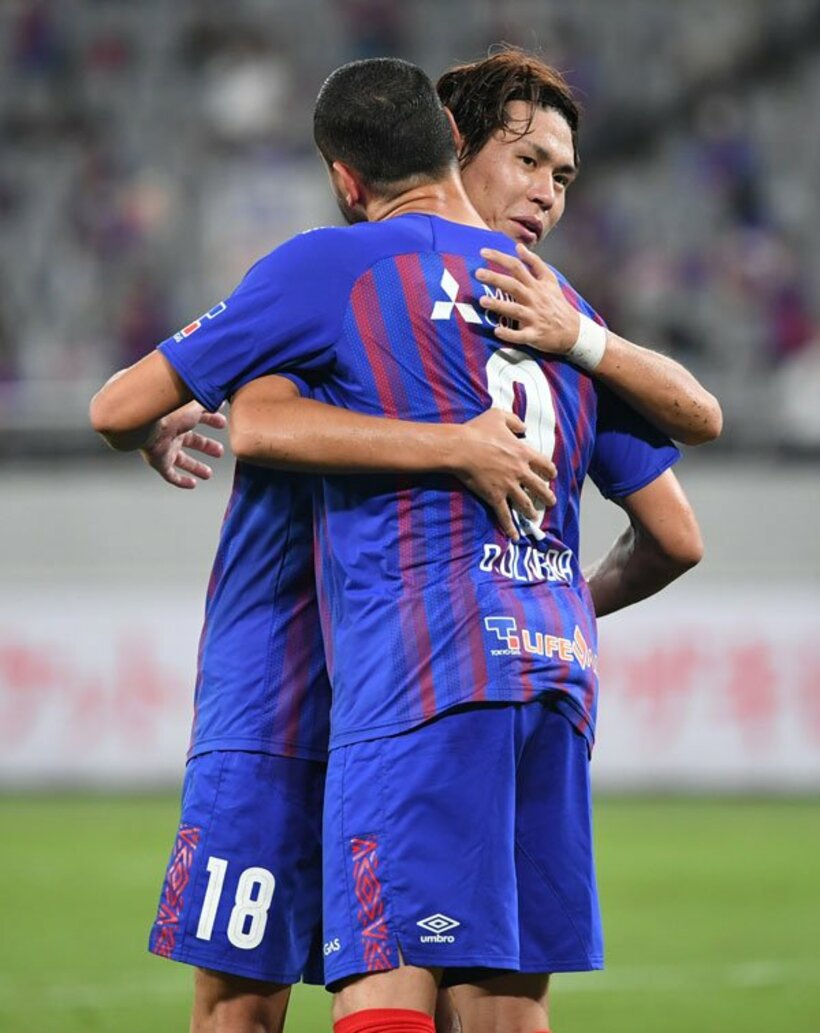  前半４５分ゴールを決めたオリヴェイラと抱き合う橋本拳人