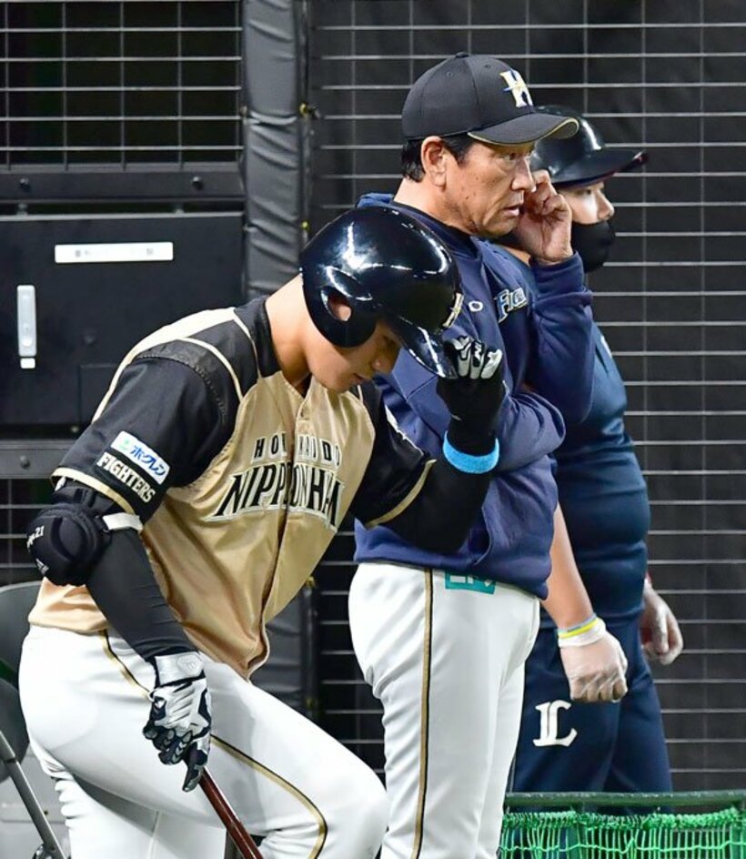  無安打に終わった日本ハム・清宮（左）と栗山監督
