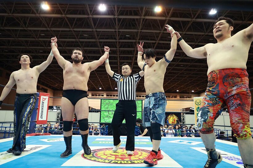 ８人タッグ戦を制し、勝ち誇るウルフアロン(左から２人目)