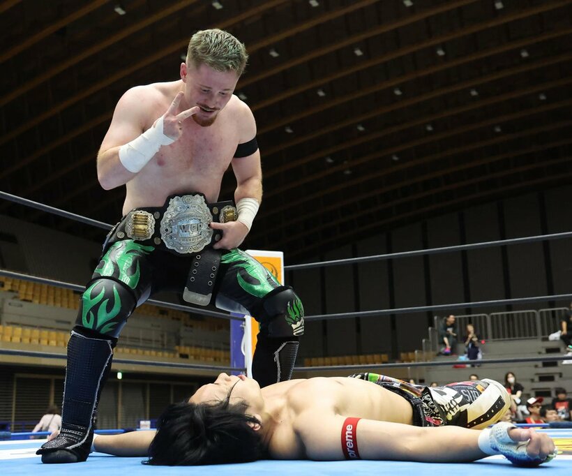 フランシスコ・アキラ(上)はＹＯＨのベルトを奪い〝お盆芸〟を披露