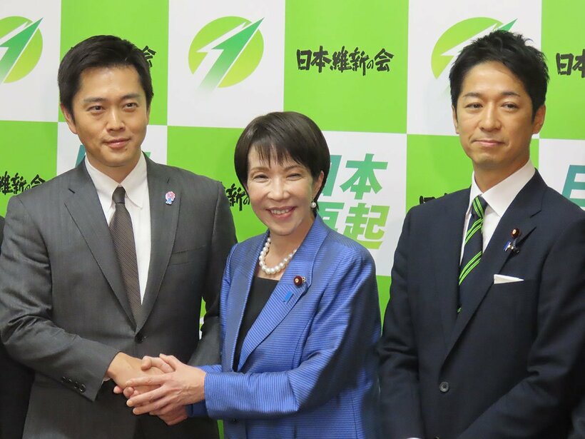 自民の高市首相(中)と文字通り、手を組んだ維新・吉村代表(左)と藤田共同代表だが…