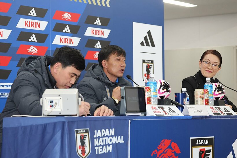 試合終了後の会見で懺悔した北朝鮮のシン・ヨンナム監督（中）