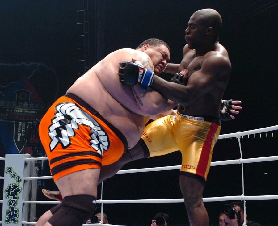 K-1で故曙さん(左)とも戦っているボビー・オロゴン（2005年）