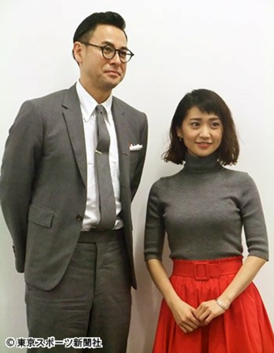 大島優子（右）と鈴木浩介