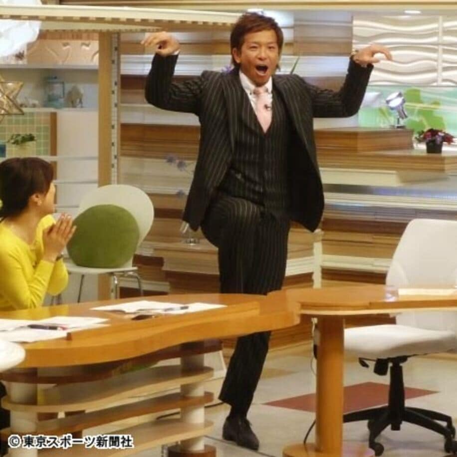 生放送中に「熱男」の２０１６年バージョンを披露する松田