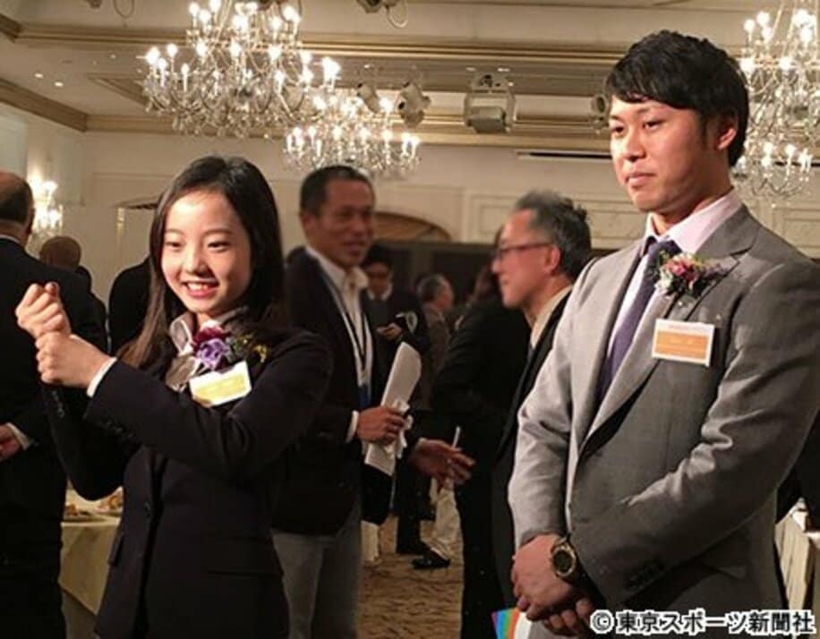 「関西スポーツ賞」の表彰式に出席した阪神・高山俊外野手（右）とフィギュアスケートの本田真凜
