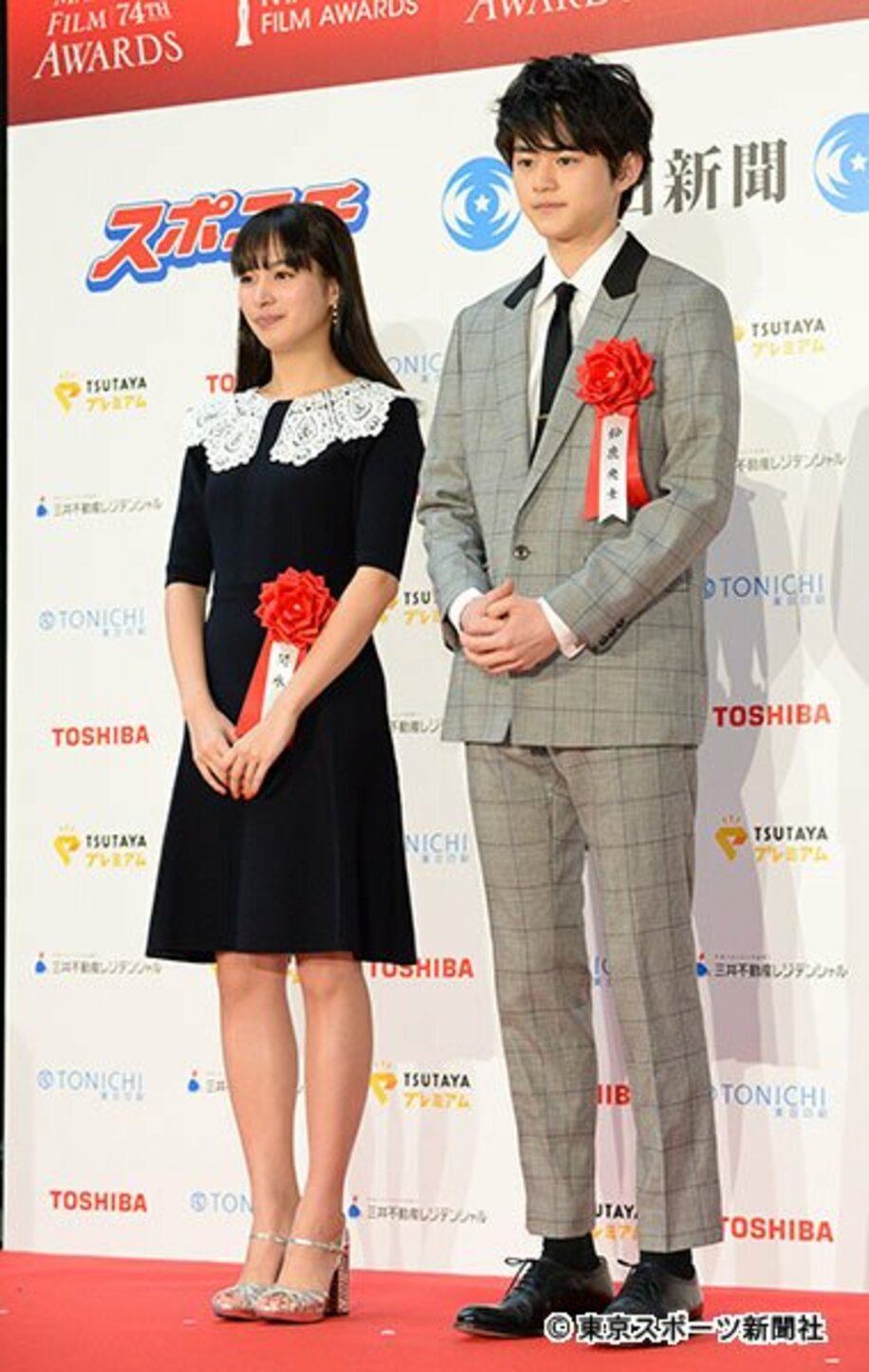  スポニチグランプリ新人賞を受賞した関水渚（左）と鈴鹿央士