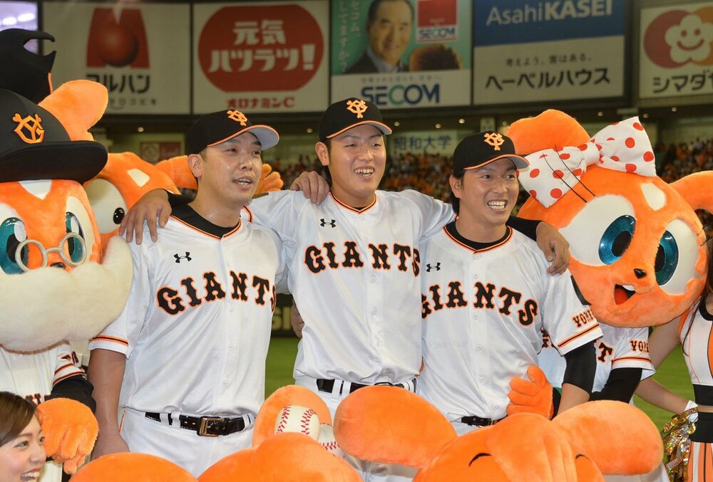 ２０１５年９月２６日、初のお立ち台で「ジョニー・デップです」とあいさつした岡本和真。左は阿部慎之助、右は長野久義