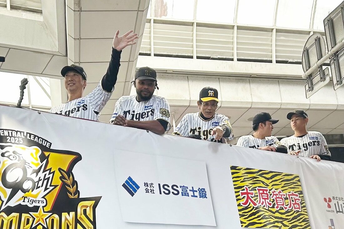 パレードのバスから、ファンの声援に応える阪神・藤川監督(左)