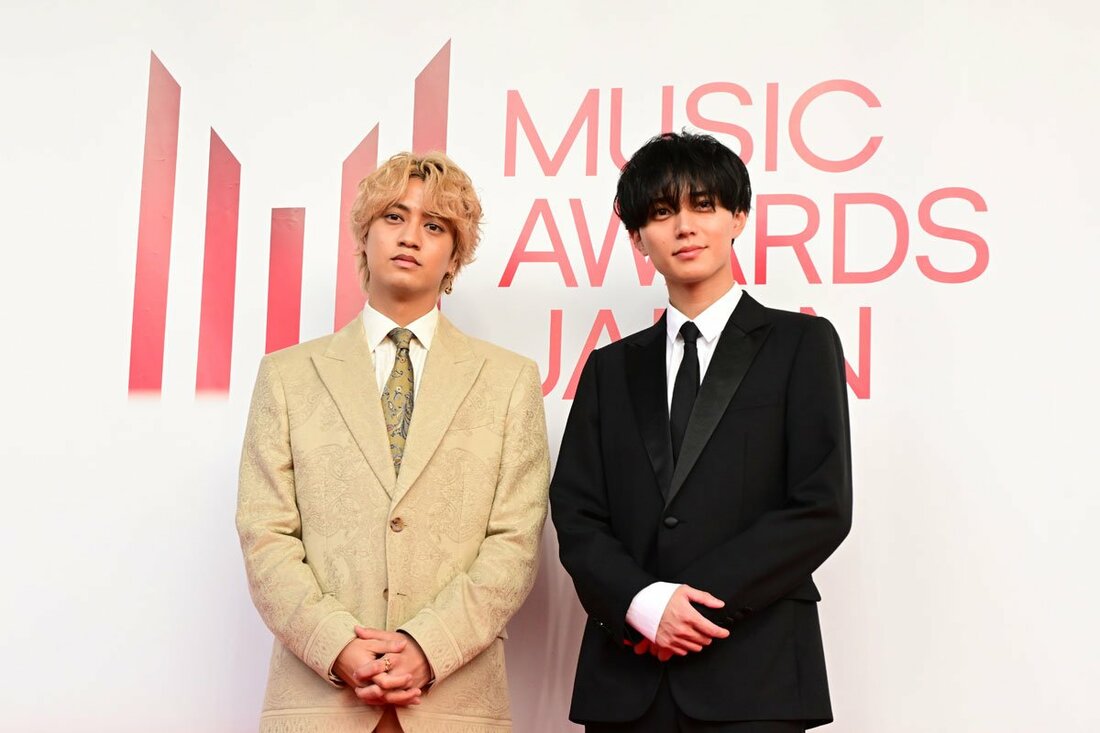 スーツでキメたKing&Princeの高橋海人(左)と永瀬廉