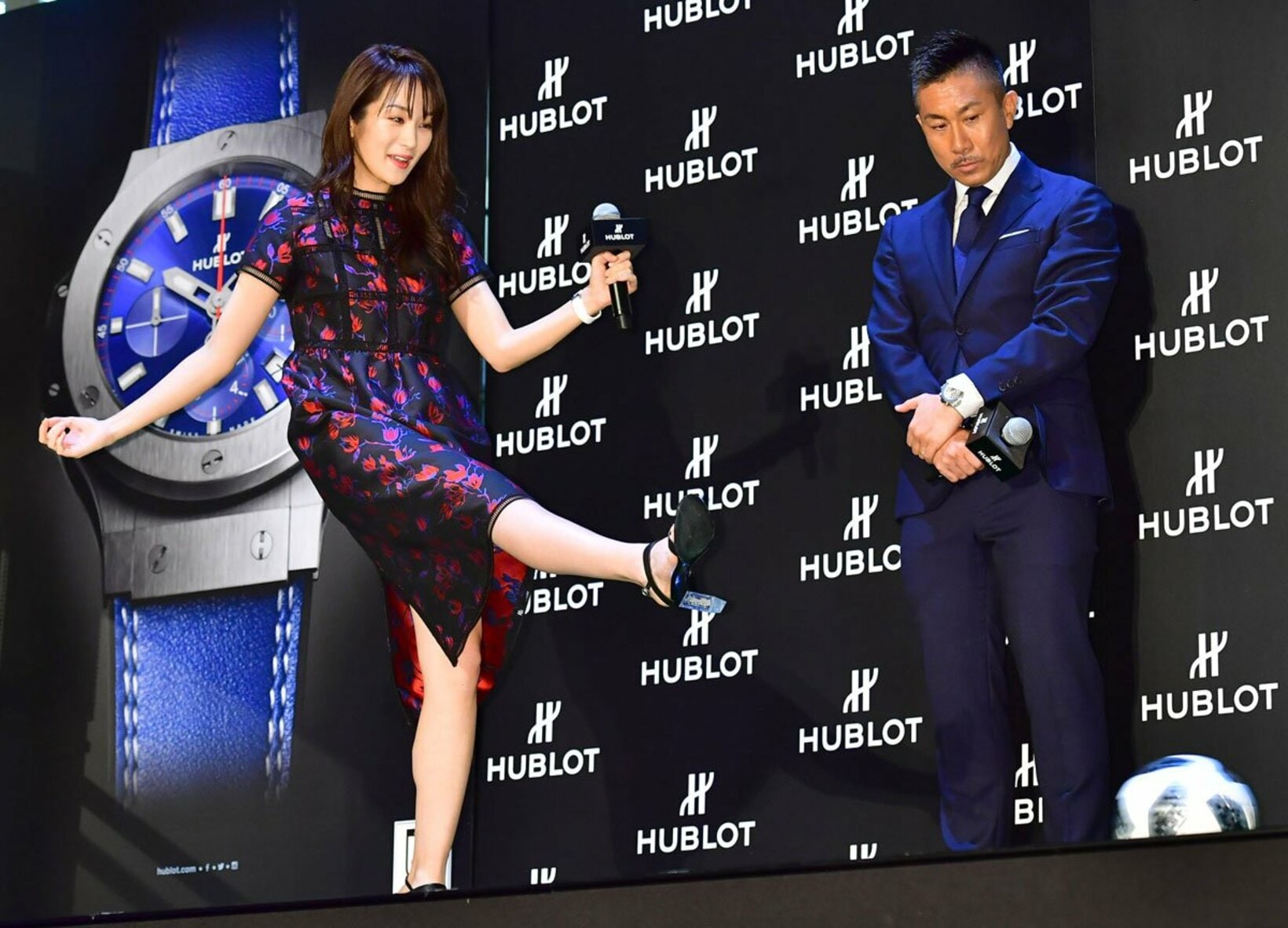 ボールを蹴り上げる槙野の美人妻女優