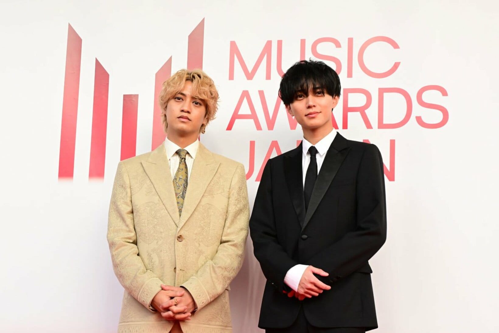 スーツでキメたKing&Princeの高橋海人(左)と永瀬廉