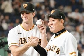 記念球を手に、原監督(右)と記念撮影する巨人・グリフィン