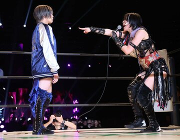 安納サオリ(左)を「全然、魅力感じない」とコケにした上谷沙弥