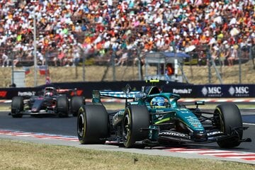 ハンガリーで疾走したフェルナンド・アロンソのマシン（右＝ロイター）
