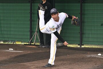 ブルペン投球をするソフトバンクの育成・内野海斗
