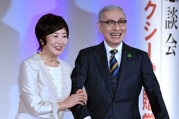 小宮悦子さんと腕を組む久米宏さん