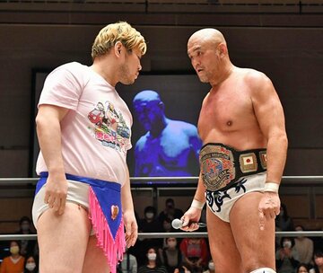  秋山（右）が因縁のディーノを制裁する