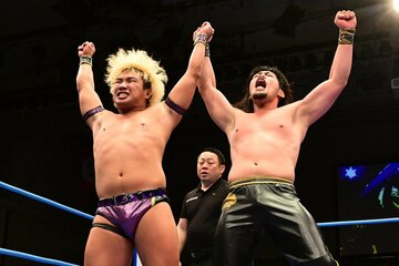 勝利した井上凌と望月ジュニア（右）
