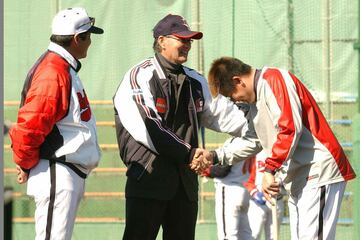 近鉄キャンプで長嶋茂雄氏と握手する中村紀（２００３年）
