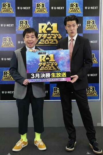  司会を務める霜降り明星のせいや(左)と粗品