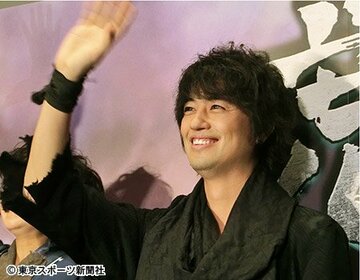 １１日の完成披露試写会では、笑顔で手を振っていた斎藤だが…