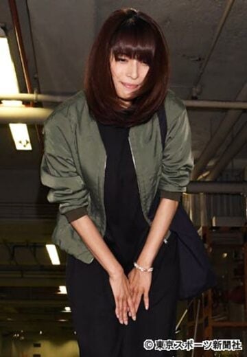  報道陣に頭を下げる上原多香子