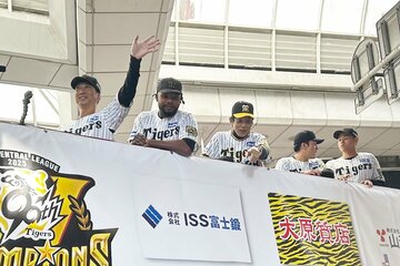 パレードのバスから、ファンの声援に応える阪神・藤川監督(左)
