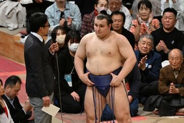昨年の初優勝で、一気に横綱候補となった安青錦(右)