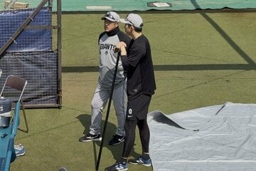 練習中に石井二軍監督(左)と話し込む巨人・戸郷翔征