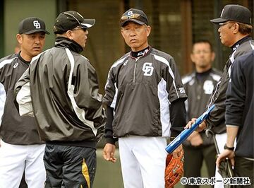 谷繁監督（左）の意向で、落合ＧＭ（左から２人目）の“子飼いコーチ”森繁和ヘッドコーチ、辻発彦コーチ（右から）が一掃される？