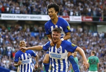 ハットトリック達成のファーガソンを祝福する三笘薫（ロイター）